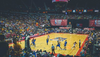 九游电竞资讯-国内羽毛球联赛：各路高手齐聚一堂，中国羽毛球队比赛