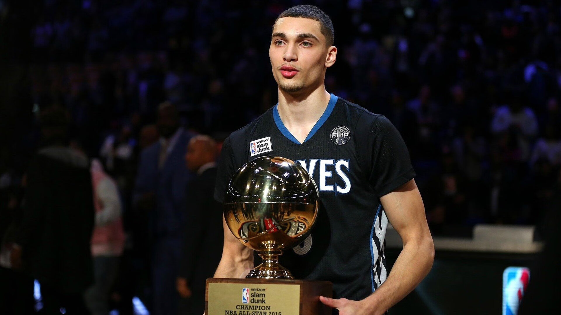 球迷狂热:疯狂应援让比赛高潮不断,球迷欢呼视频